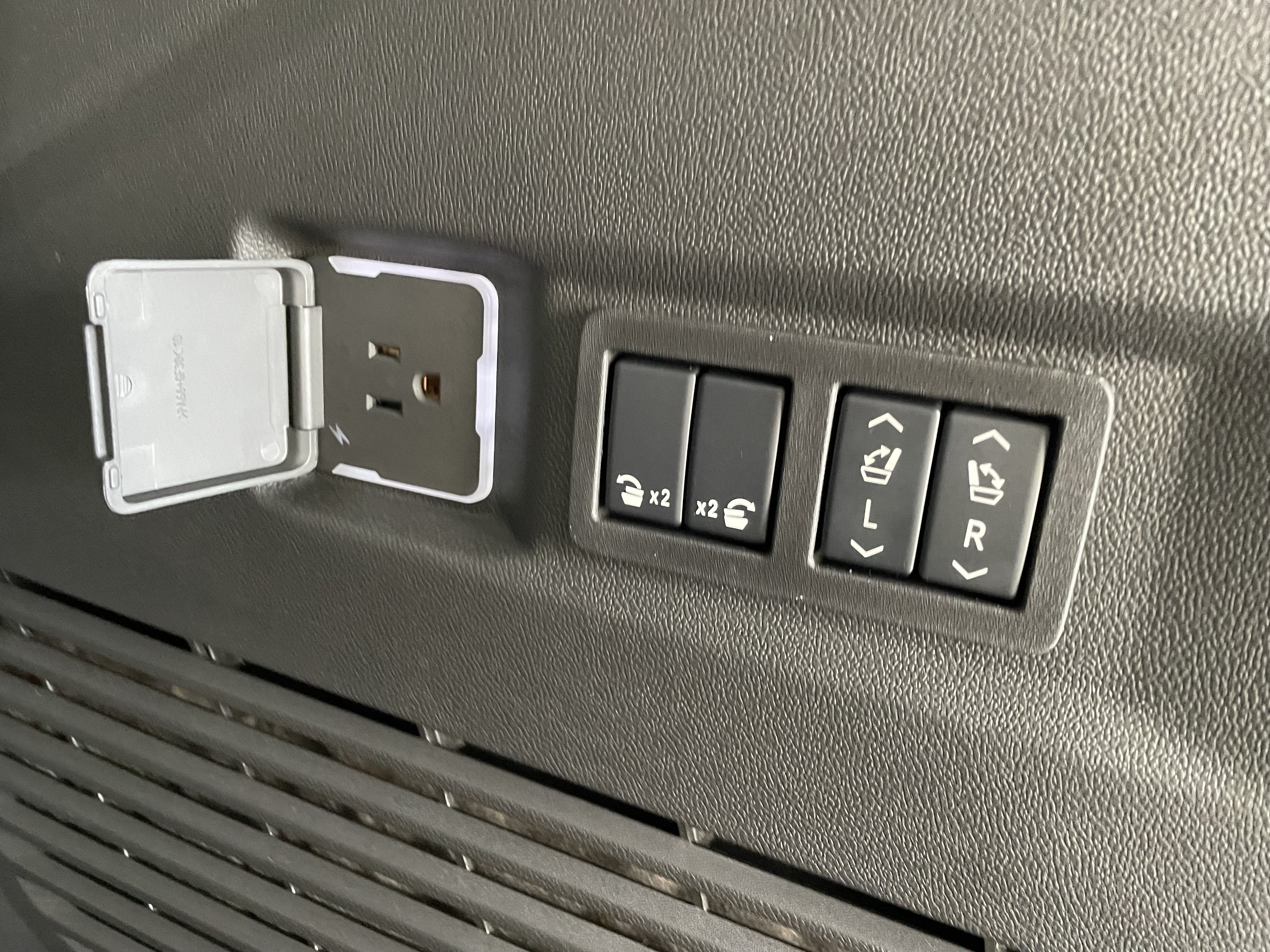 2027 GMC Yukon AT4 - Photo 11