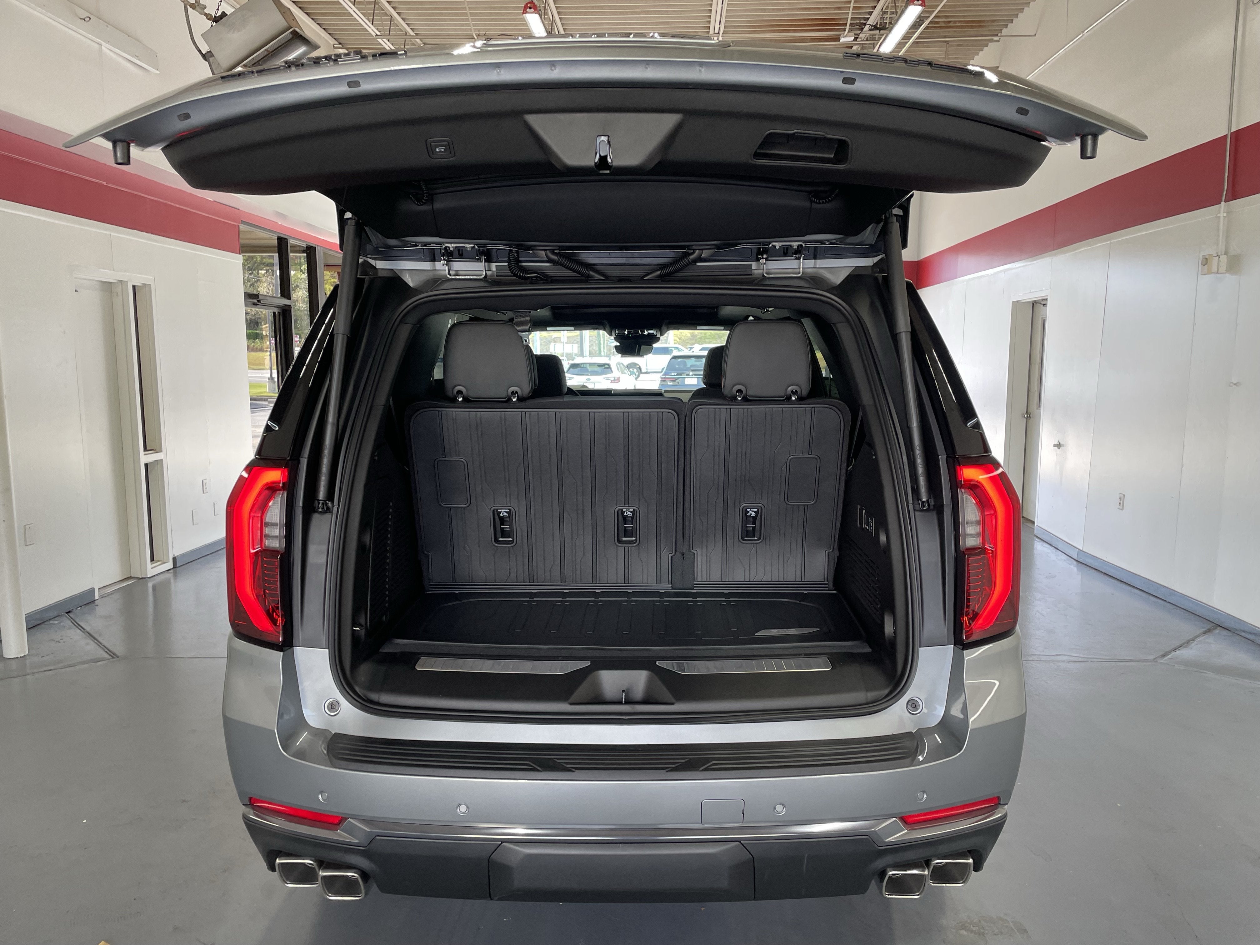 2027 GMC Yukon AT4 - Photo 9