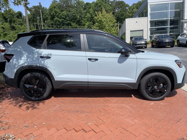 2026 Volkswagen Taos SE Black