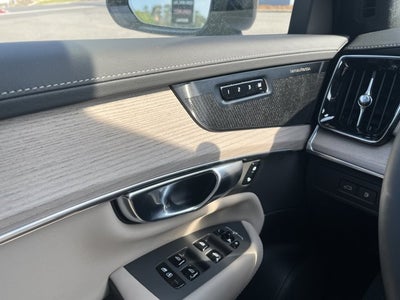 2026 Volvo XC90 Plug-In Hybrid Ultra Dark Theme