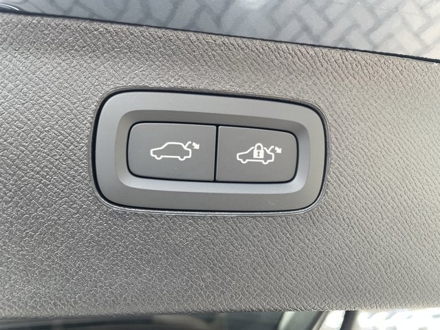 2026 Volvo XC90 Plug-In Hybrid Ultra Dark Theme