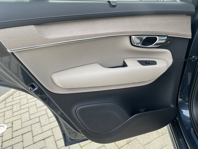 2026 Volvo XC90 Plug-In Hybrid Ultra Dark Theme