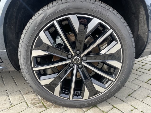 2026 Volvo XC90 Plug-In Hybrid Ultra Dark Theme