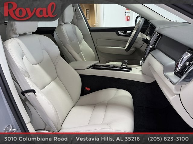 2024 Volvo XC60 Core Dark Theme