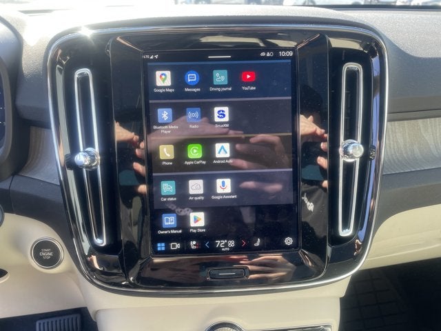 2025 Volvo XC40 Plus Bright Theme