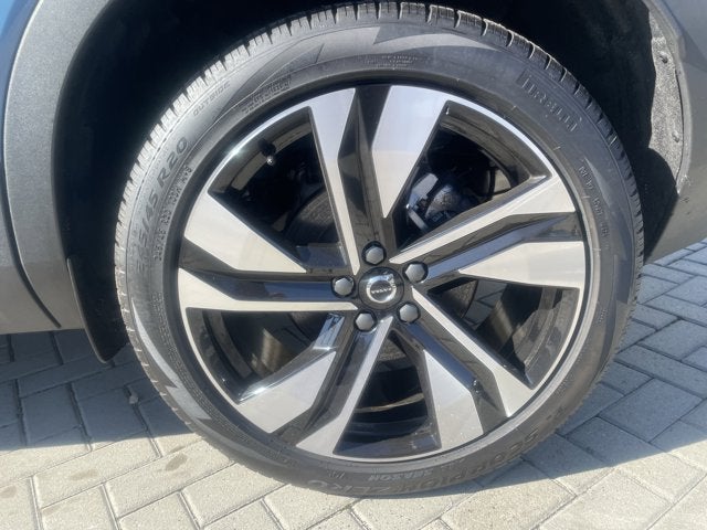 2025 Volvo XC40 Plus Bright Theme