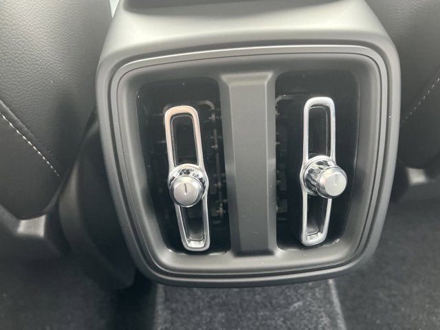 2025 Volvo XC40 Core Bright Theme