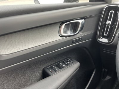 2025 Volvo XC40 Core Bright Theme