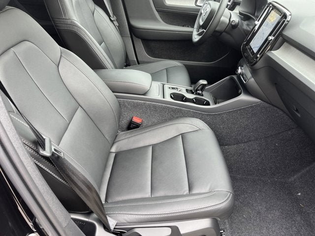 2025 Volvo XC40 Core Bright Theme
