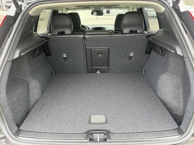 2025 Volvo XC40 Core Bright Theme