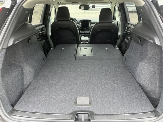 2025 Volvo XC40 Core Bright Theme