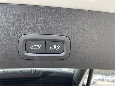 2025 Volvo XC40 Core Bright Theme