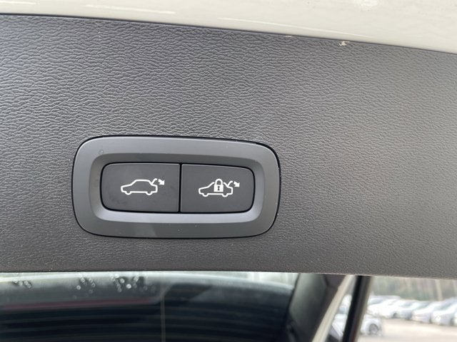 2025 Volvo XC40 Core Bright Theme