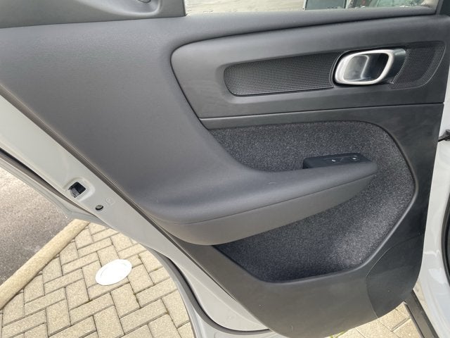 2025 Volvo XC40 Core Bright Theme