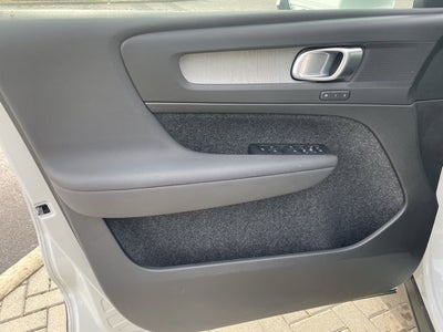 2025 Volvo XC40 Core Bright Theme