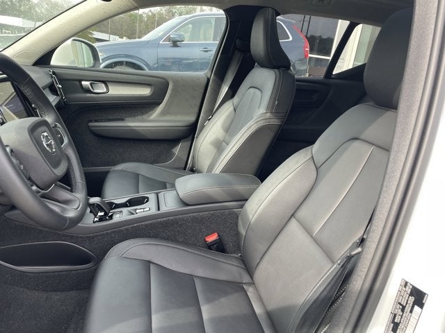 2025 Volvo XC40 Core Bright Theme