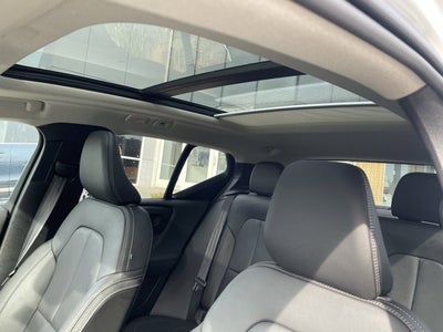 2025 Volvo XC40 Core Bright Theme