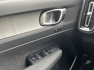 2025 Volvo XC40 Core Bright Theme