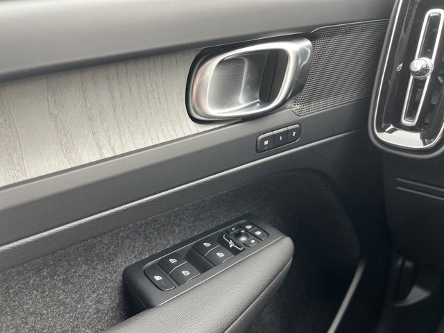 2025 Volvo XC40 Core Bright Theme