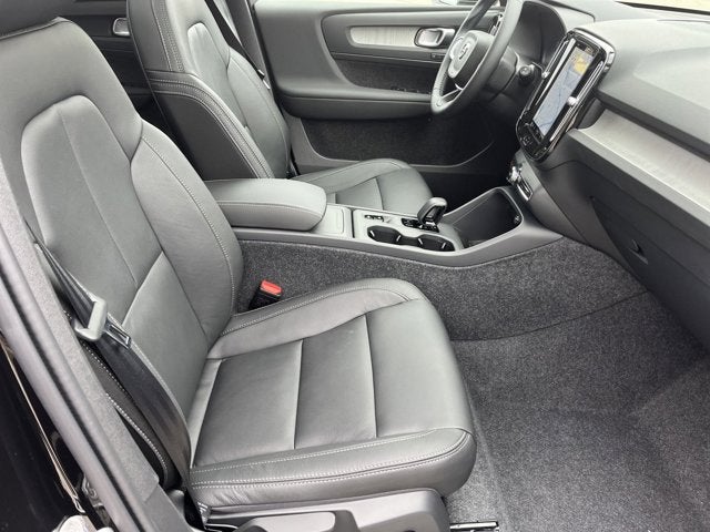 2025 Volvo XC40 Core Bright Theme