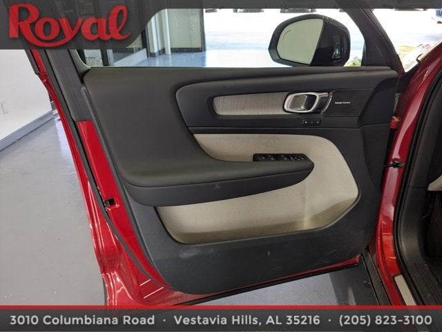 2024 Volvo XC40 Plus Dark Theme