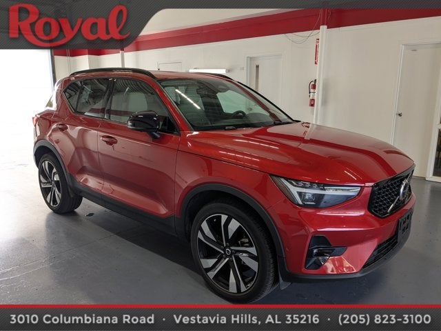 2024 Volvo XC40 Plus Dark Theme