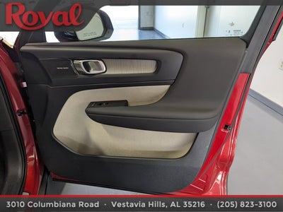 2024 Volvo XC40 Plus Dark Theme