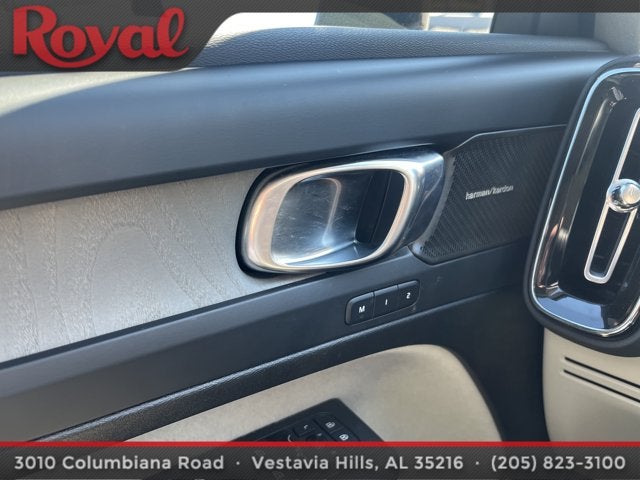 2025 Volvo XC40 Ultra Dark Theme