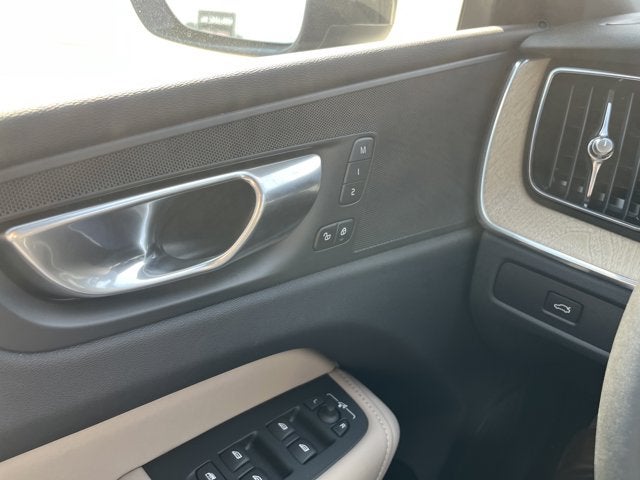 2026 Volvo XC60 Plus